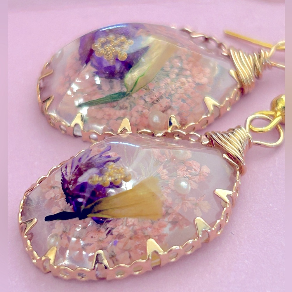 NWOT Earrings Dried Flowers purple pink, faceted pearls,Resin, 2” drop, Goldtone - Picture 2 of 8